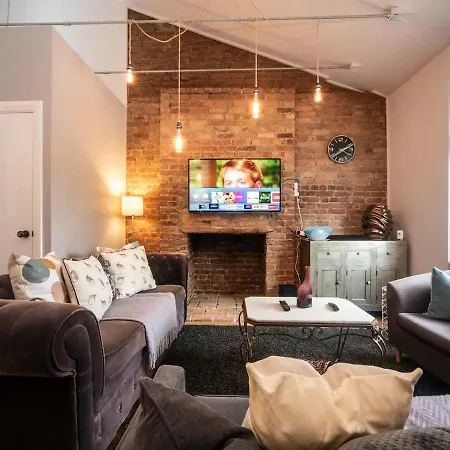 Pass The Keys A Vibrant Characterful Mews House With Air Con Apartment